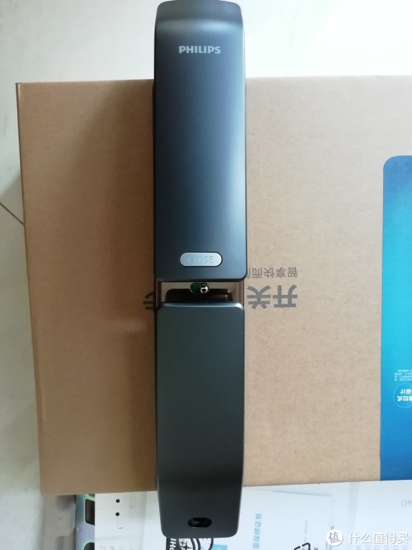 内锁。和外锁相比质感差了很多，塑料感很强。推拉式。