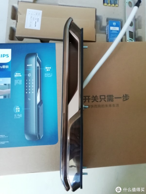 侧面看，造型非常简单。就是一个大把手。