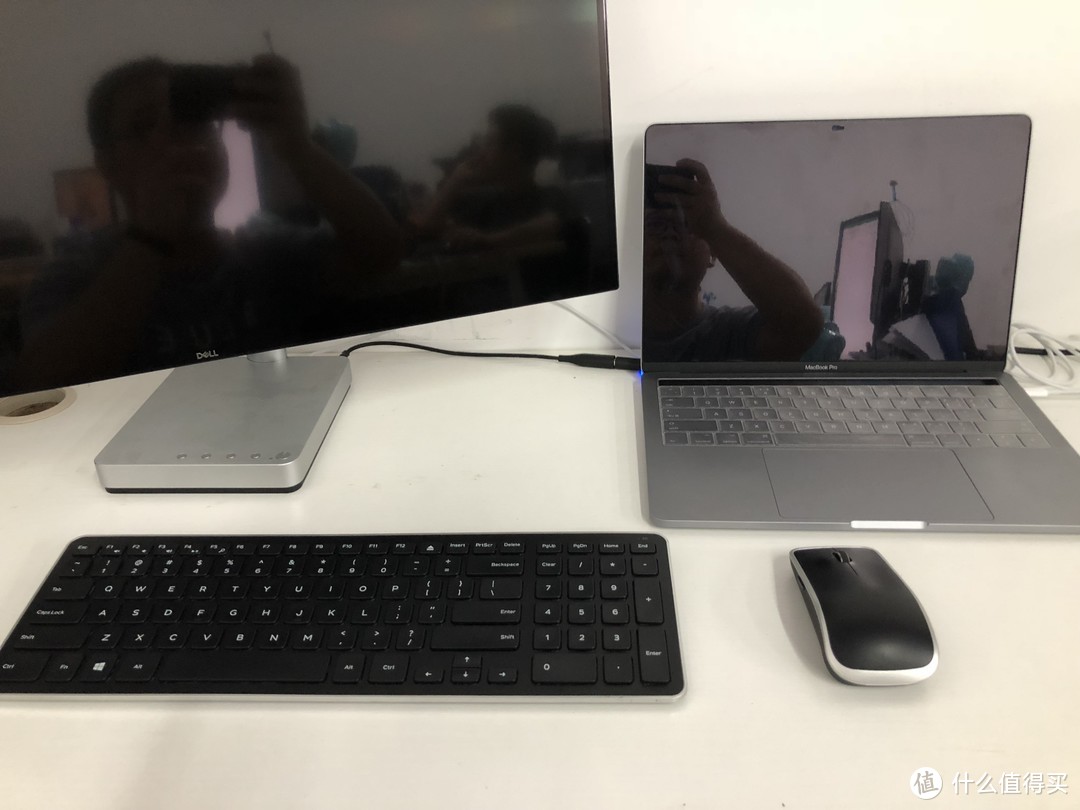 S2718D应该是低雾度镜面屏，右侧MacBook Pro上贴了个膜的