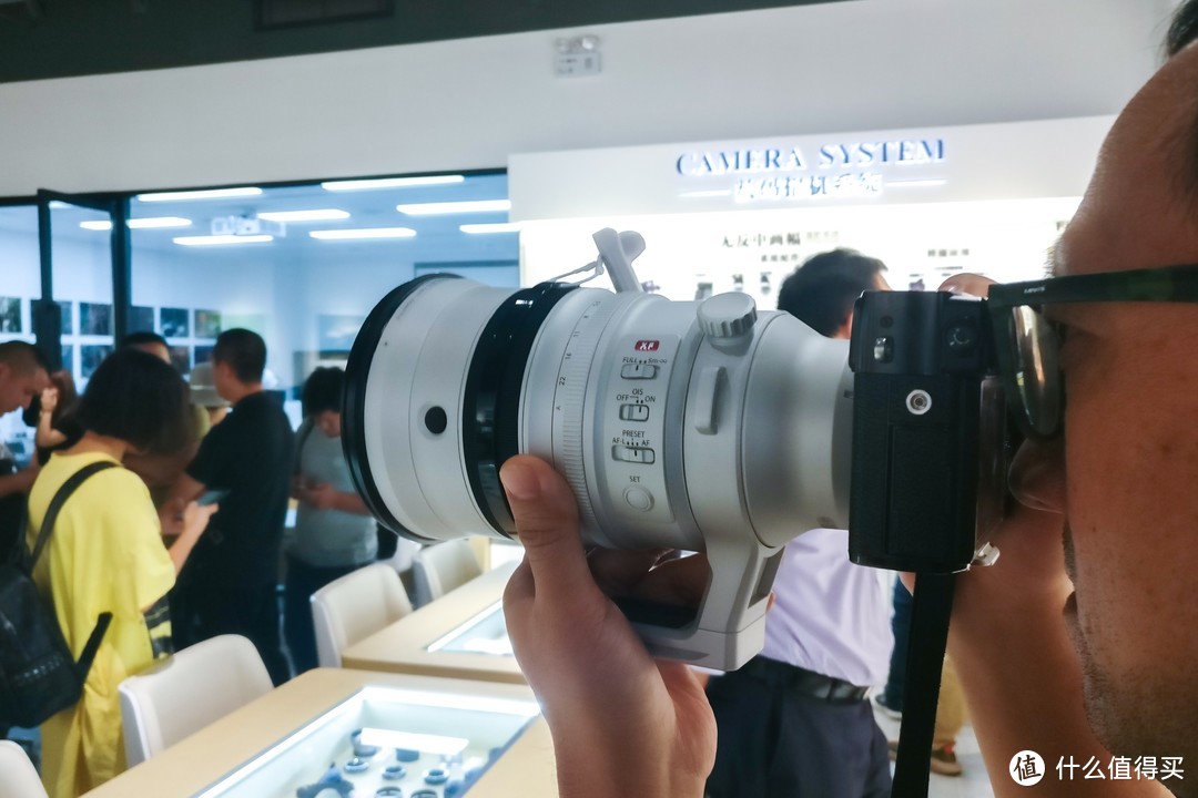 在展厅我们还发现了最新的的XF 200mm F2 R LM OIS WR