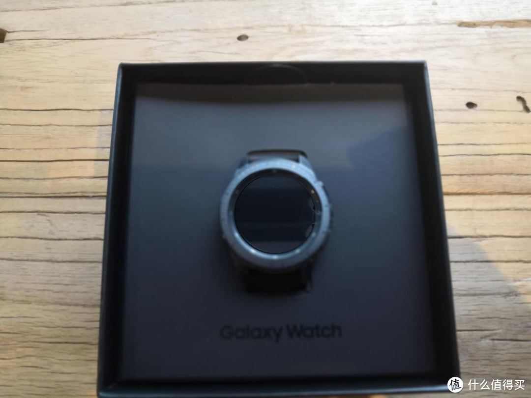 打开包装盒后，直接就是Galaxy Watch