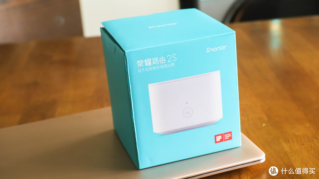 荣耀路由2s的包装和前一代体积相同,正面印着产品的渲染图和logo.