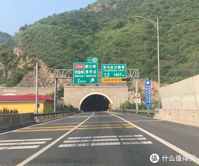 走张涿高速公路，隧道很多，这是最后一个隧道，穿过之后下高速就是百里峡