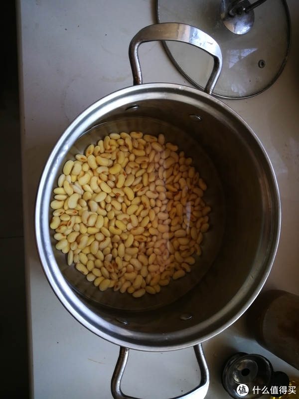 膨胀了不少啊，然后装入豆浆机，注意水量不能超过1.3升的标线，开煮！