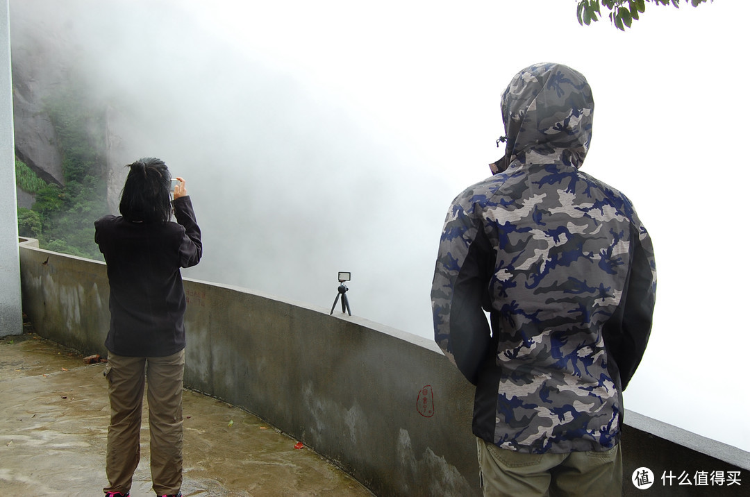 瀑布雨暴力测试，防水、透气又保暖，Discovery三合一冲锋衣测评