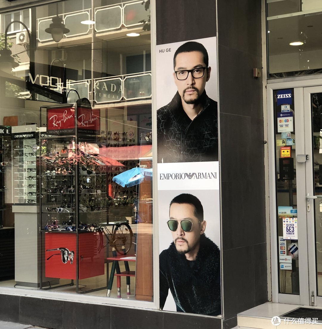 眼镜店门口的广告