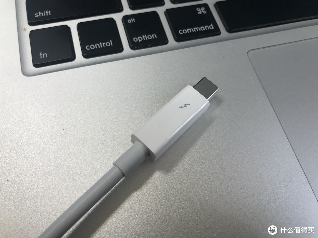 Macbook生产力的好搭配：Apple 雷雳 VGA & 千兆以太网转接器