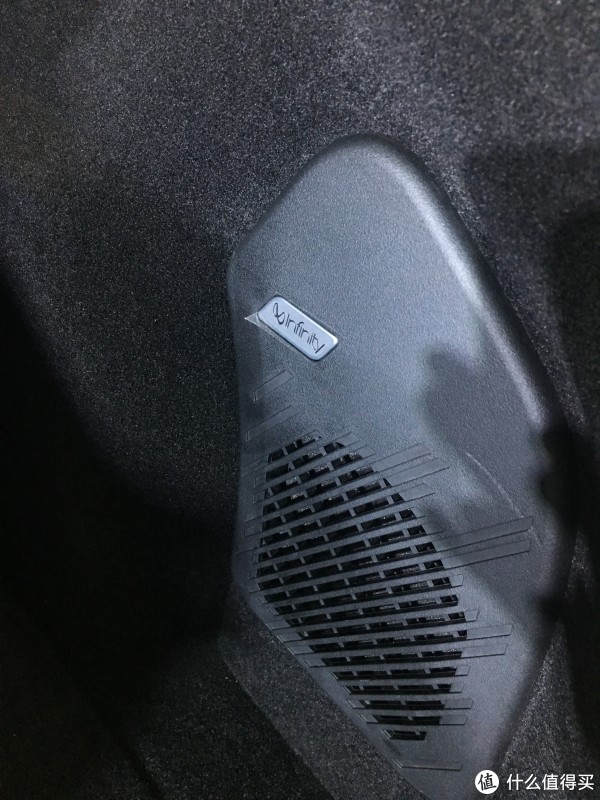 后备箱的音响倒是有标，但是前面的为什么没有呢，奇怪奇怪。