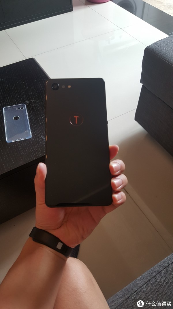 背部很内敛，特别是指纹logo二合一，看起来科技感十足