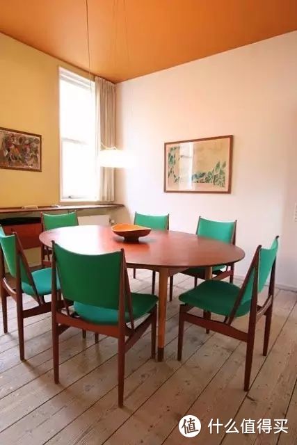 丹麦设计之父Finn Juhl自己家就用了绿椅子 