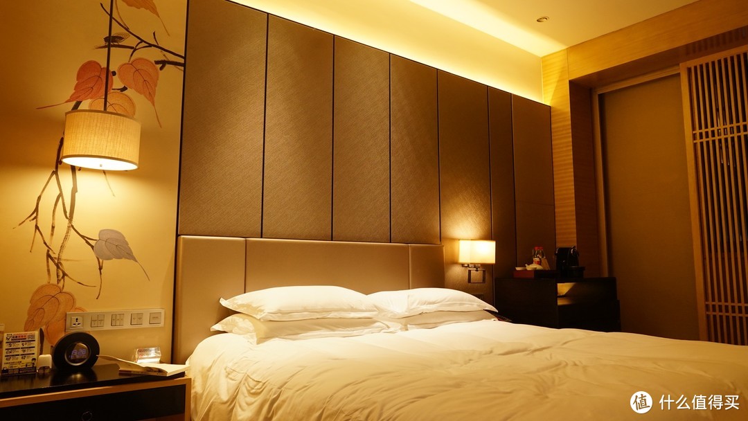 房间的床品还算舒适，床垫应该是额外加了乳胶垫 。