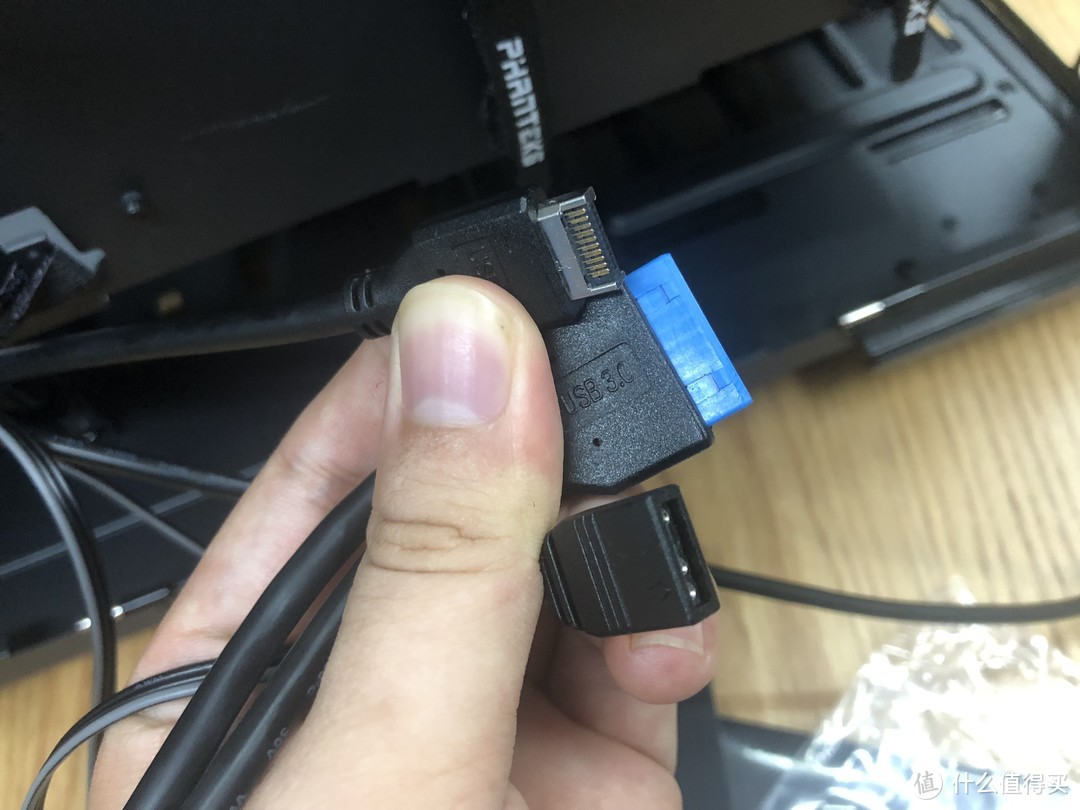 从上到下依次为，usb 3.1接口，usb3.0接口，圆口5v 3pin灯控接口