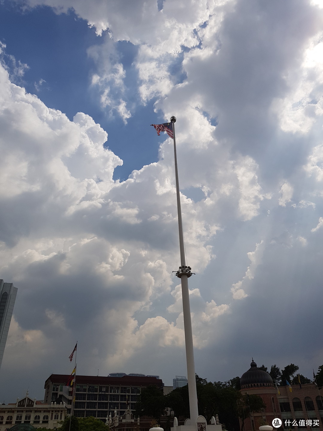 100英尺高的旗杆，飘扬着大马的国旗
