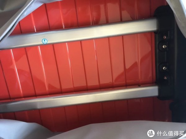 拉杆与箱体的固定