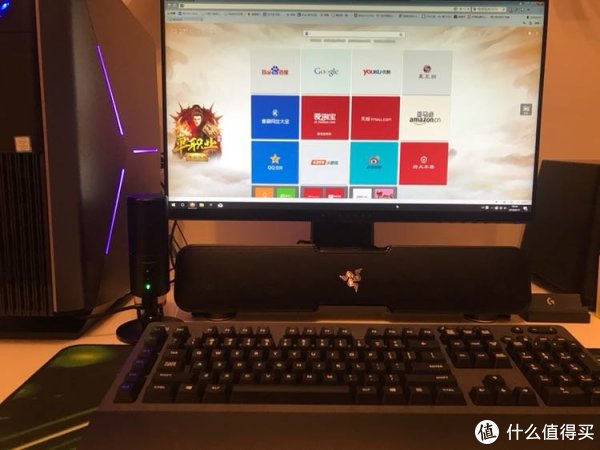 黑压压的一片桌面。