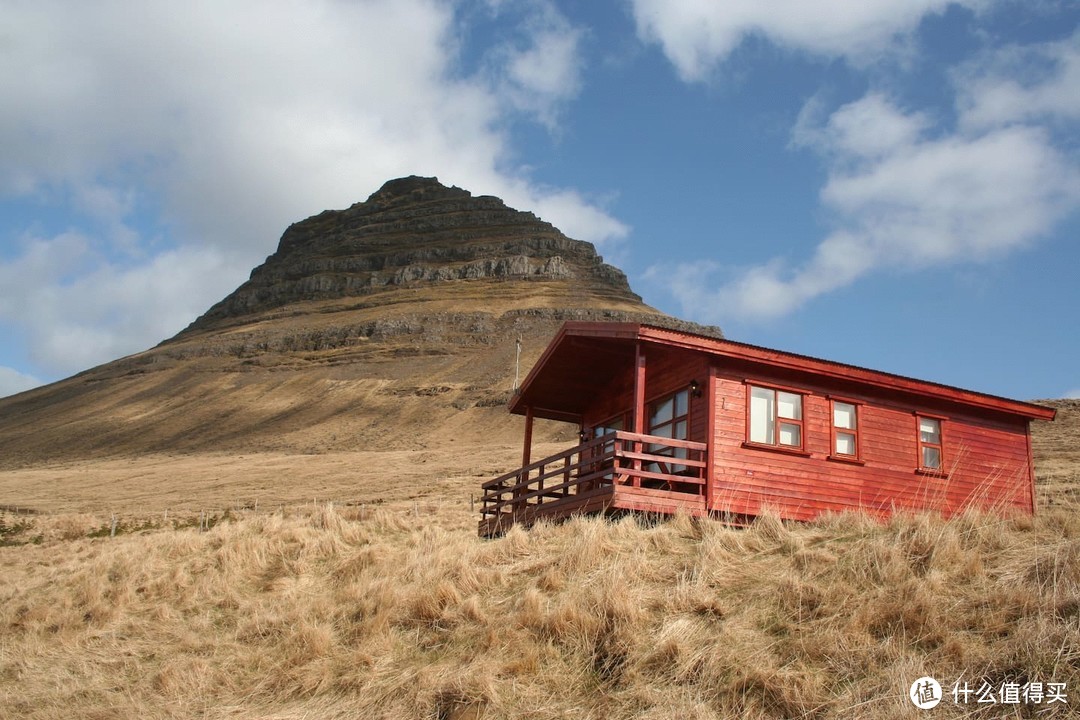 用airbnb在冰岛订的酒店，就在草帽的山脚下