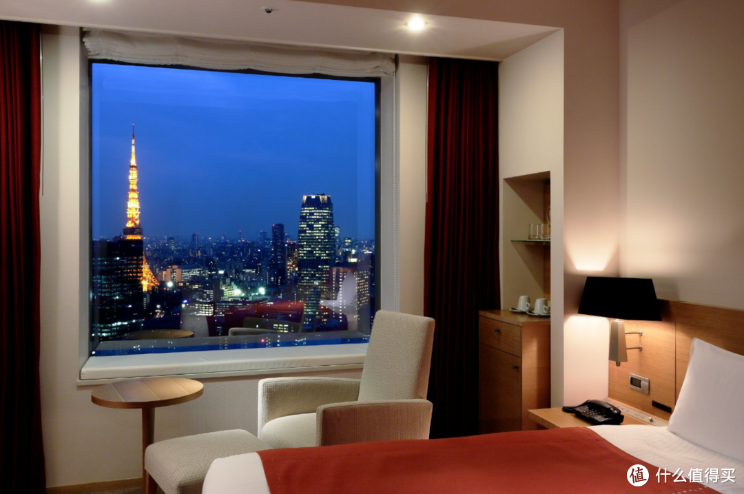 另一个例子，打开窗就可以看到亮起的东京塔，在窗边几张美美的照片，谁能拒绝在这样的酒店住上一晚？