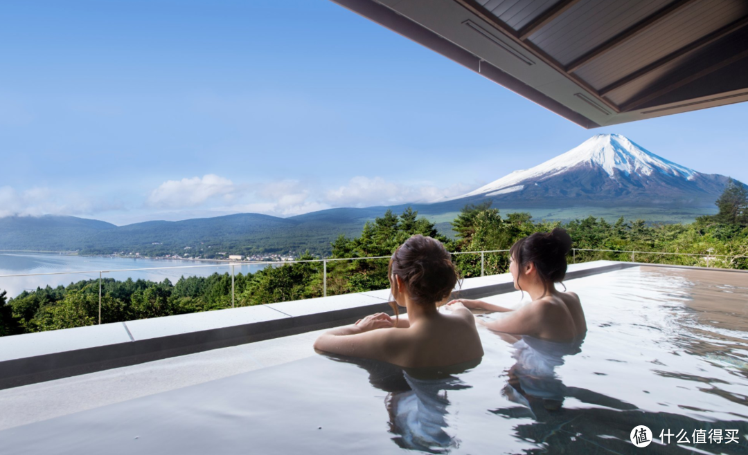 最后一个例子，看着富士山泡温泉，绝对会是那次旅行难忘的体验