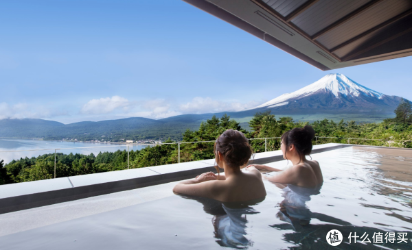 最后一个例子，看着富士山泡温泉，绝对会是那次旅行难忘的体验