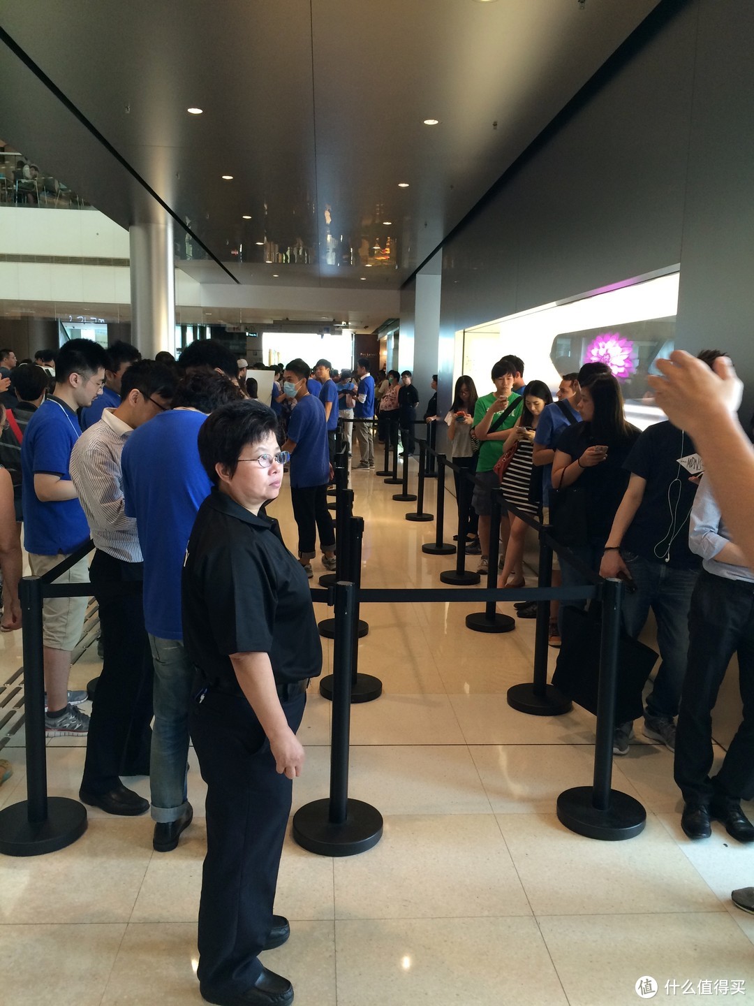 iPhone 6香港首发的幸运儿+严肃的保安大婶