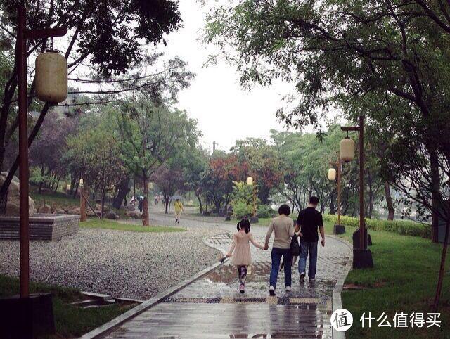 也可以出来南门，到西安人民喜爱的环城公园散步消食，雨中的环城公园最美