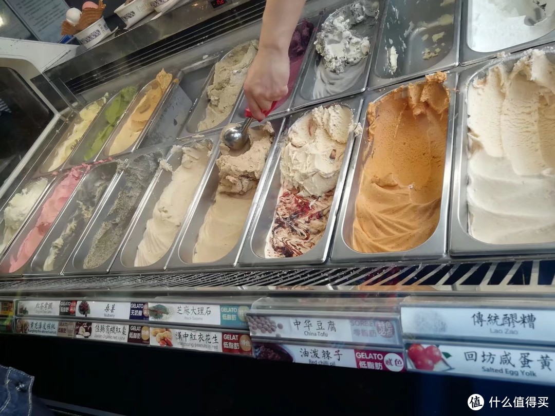  就是用陕西本土新鲜时令水果或者特有食材制作的意大利式gelato冰淇淋，口感绵密细致，值得一试