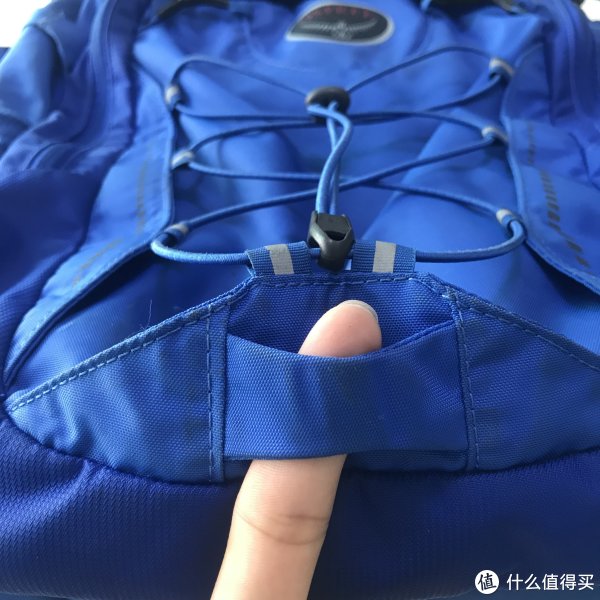作为一款通勤包，骑行尾灯挂载点是少不了的。