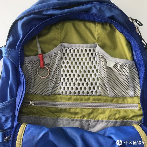 恒星的内部有一主一副两个仓。这张是前面的副仓。前面有三个网兜，可以放置耳机、硬币、公交卡之类的杂物。红色的钥匙扣也是Osprey的标配，户外通勤全系都有。中间的拉链仓可以放入一些需要带在身上但是不常用的东西。比如说银行卡，其他城市的公交卡，创口贴之类的小东西。最下面的这一排左边的三个槽可以插入签字笔，右边的区域可以放入一本便签纸刚刚好。