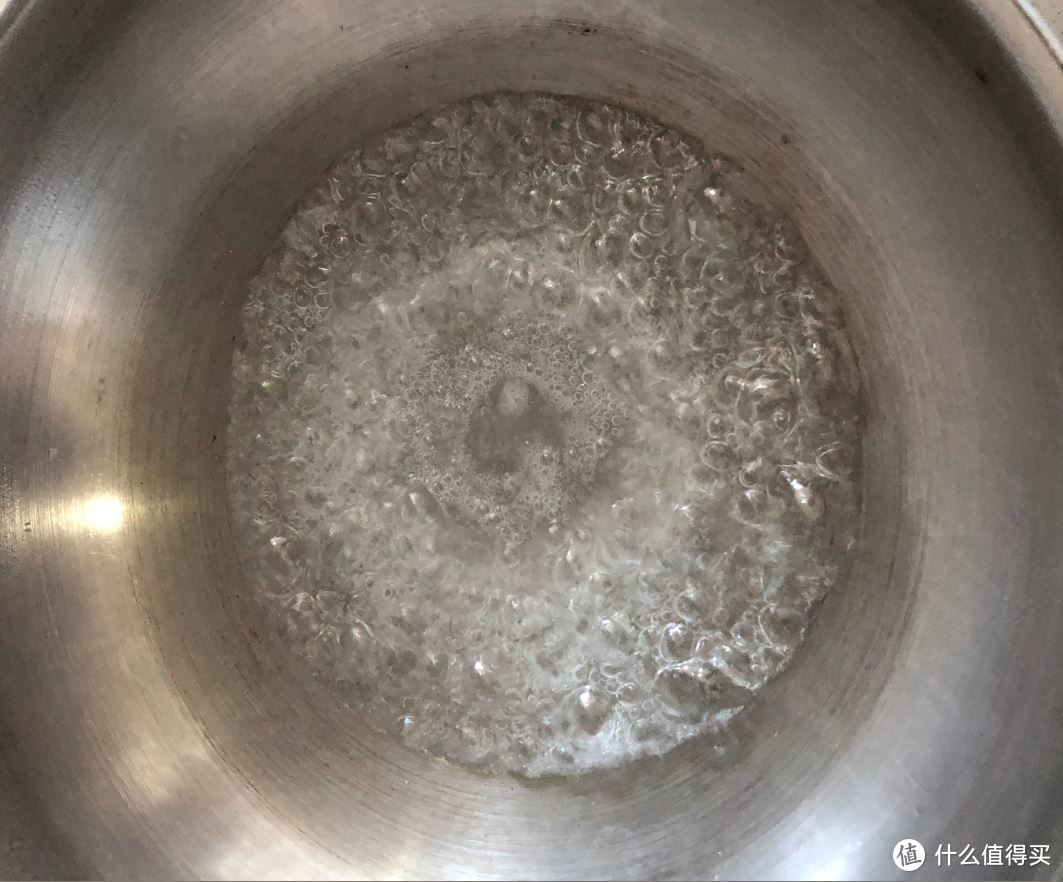 麦芽糖浆倒入锅中加热至沸腾