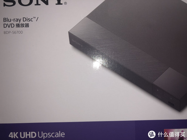 索尼目前在大陆销售的蓝光机外装基本都这样,颜色不同罢了 。