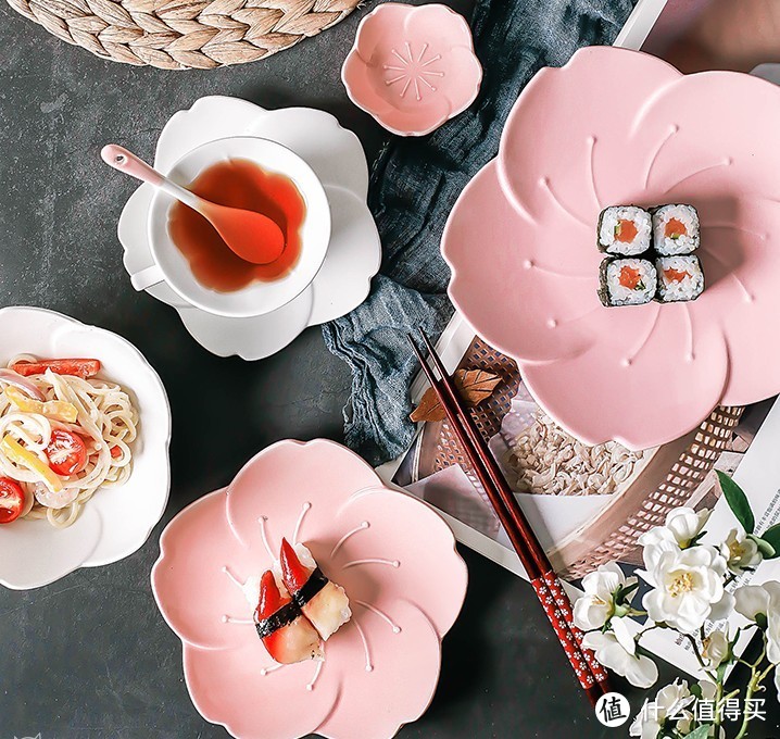 同样的樱花餐盘，随便摆点吃食拍照都会圈赞吧~