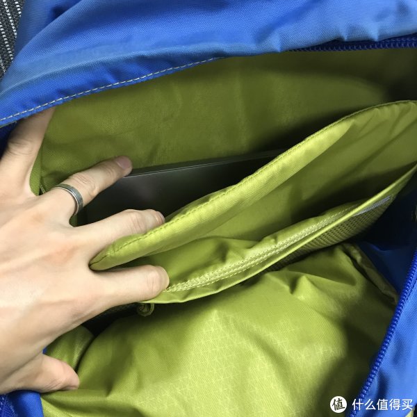 放入13寸MacBook Pro的样子，这张应该更能看得清楚分层。