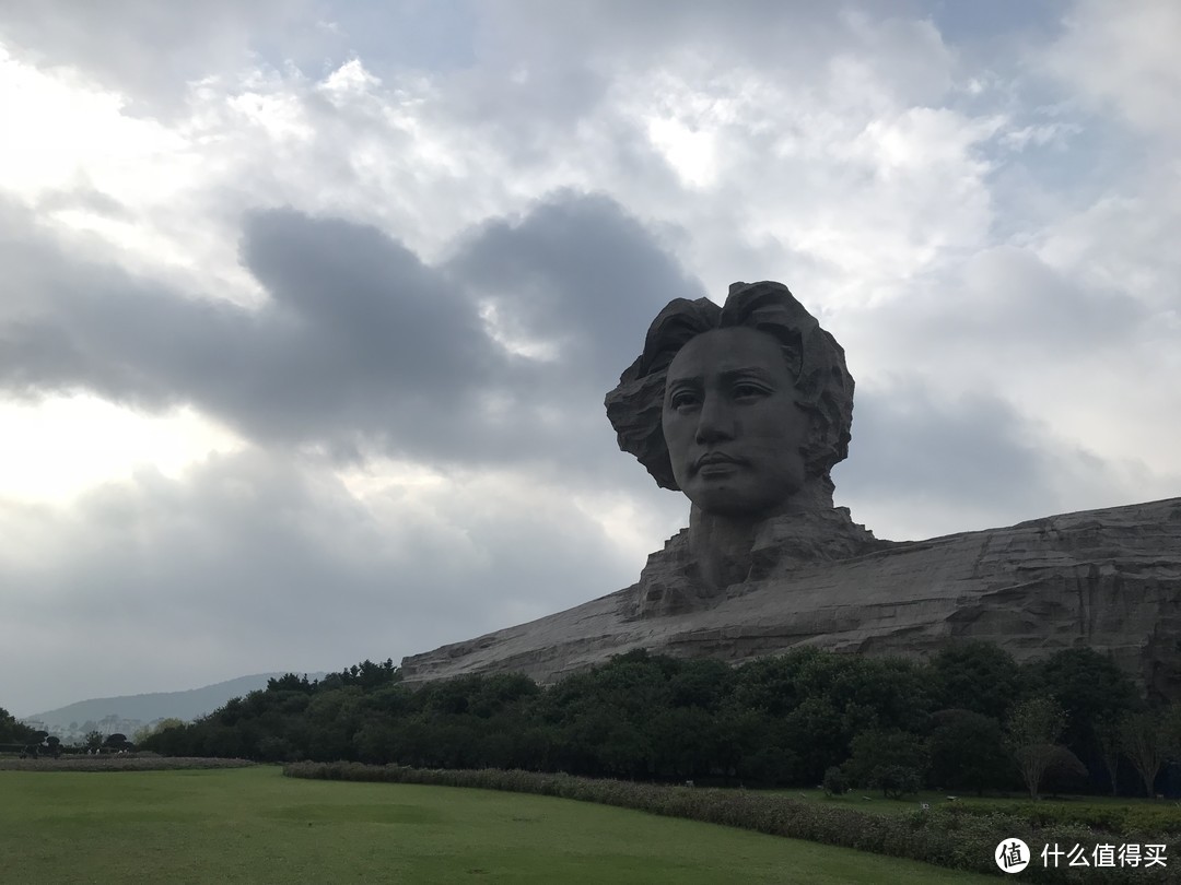 图为毛泽东青年艺术雕像