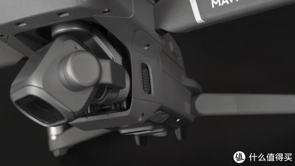 Mavic 2 Pro因为云台相机完全遮挡，进风蜂巢孔设计在两侧了
