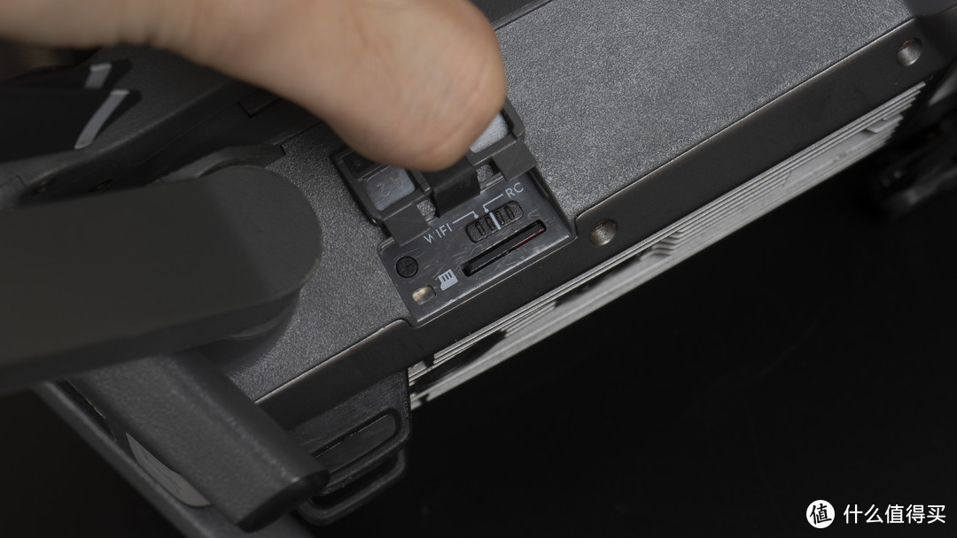 外置部分，Mavic Pro是把对频按钮、SD卡槽和WIFI/RC切换放在了一起