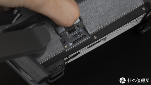 外置部分，Mavic Pro是把对频按钮、SD卡槽和WIFI/RC切换放在了一起