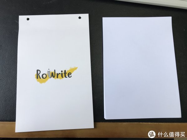 左边是官方送的本,右边是标准A5纸大小,并不能直接使用,否则会掉。