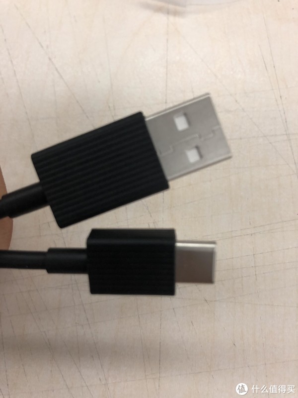 带的线是USB-A转USB-C