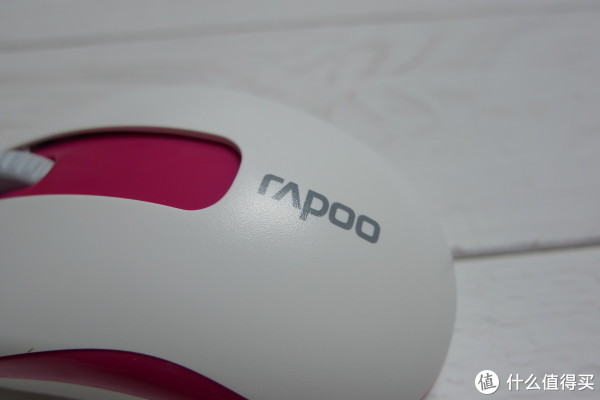 logo及产品材质特写，经过简单使用发现并不会留下汗渍和油污