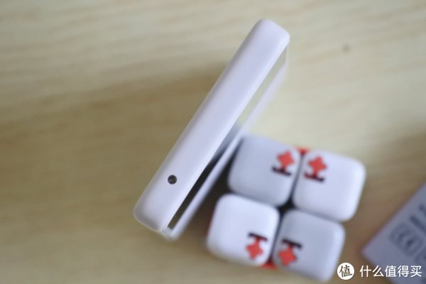 顶部是一个红外发射器