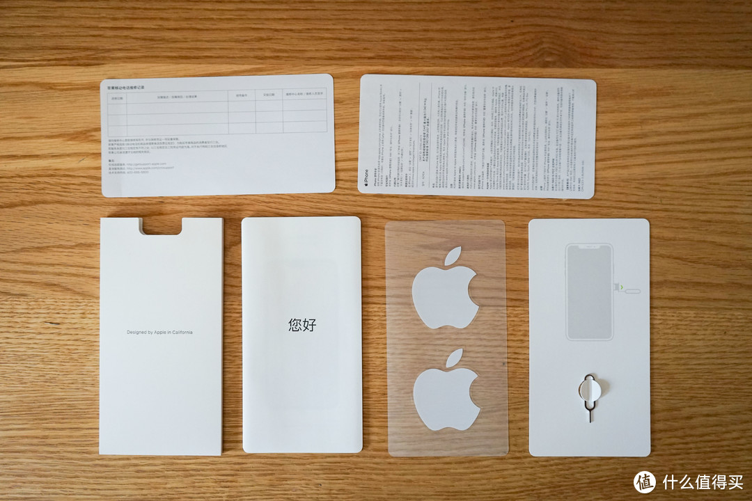 封套内全部内容，包括及其简单的说明书、保修卡、取卡针和两个苹果贴纸