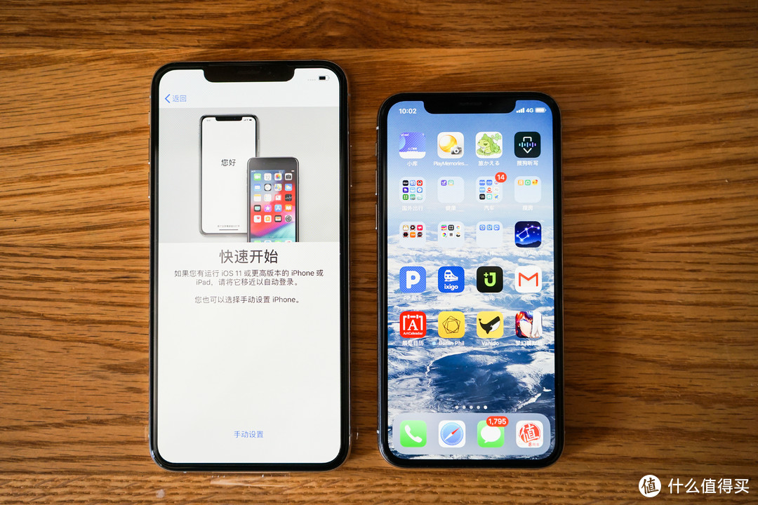iPhone XS Max和iPhone X正面对比，边框宽度和刘海大小基本一致