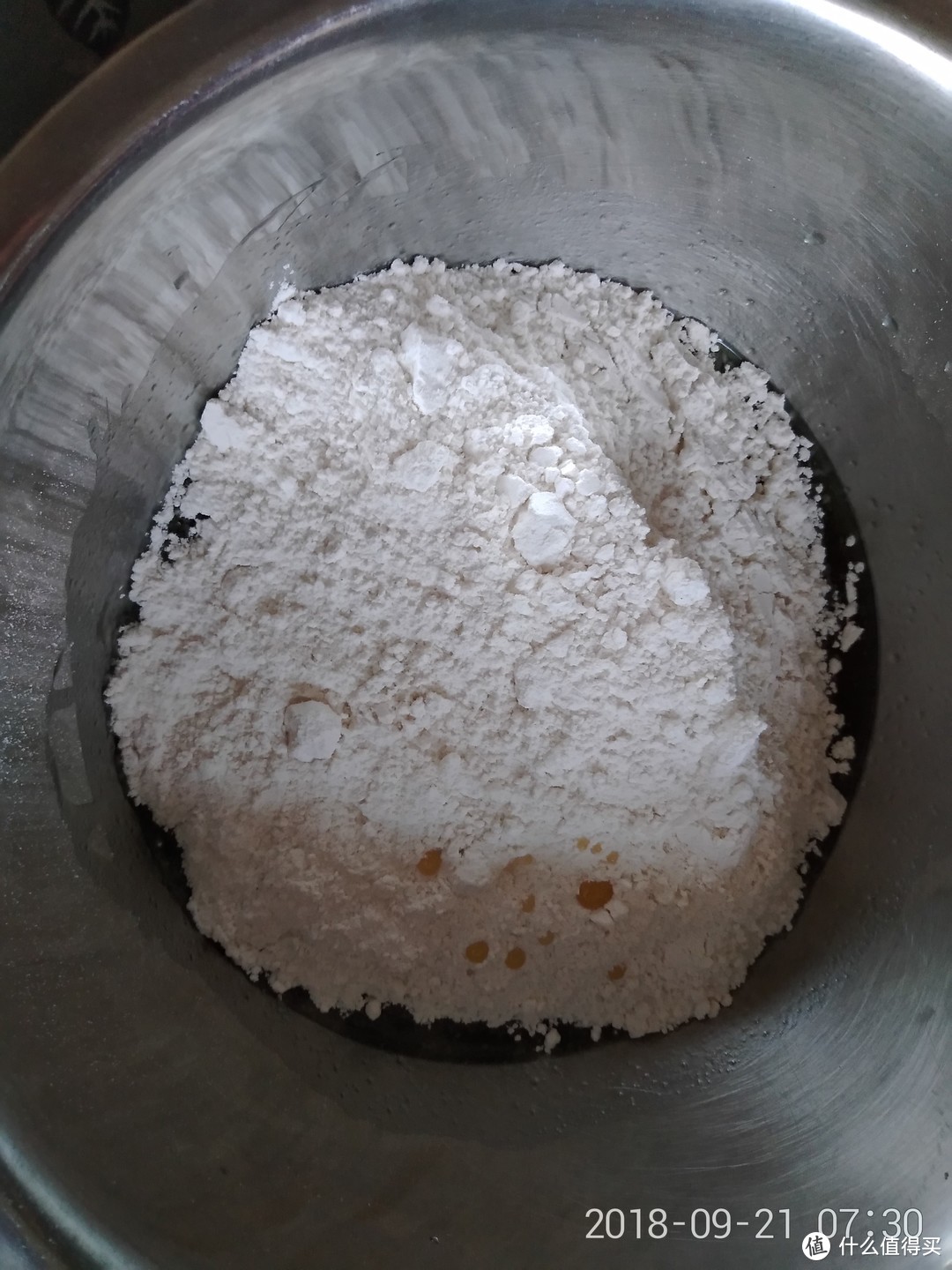 混合后的花生油中加入面粉