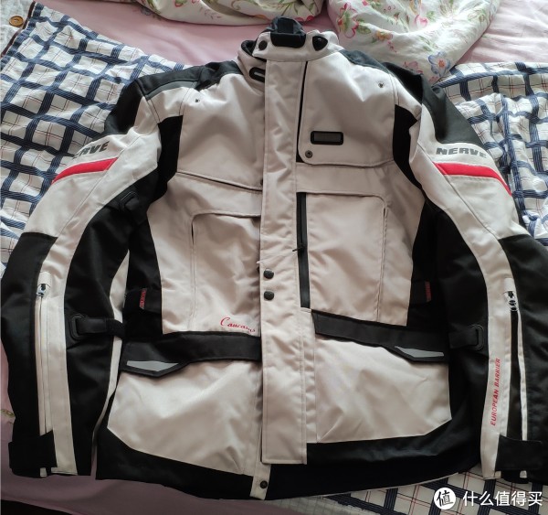  上衣的肩、肘和后背有慢回弹的防护板，希望永远用不上