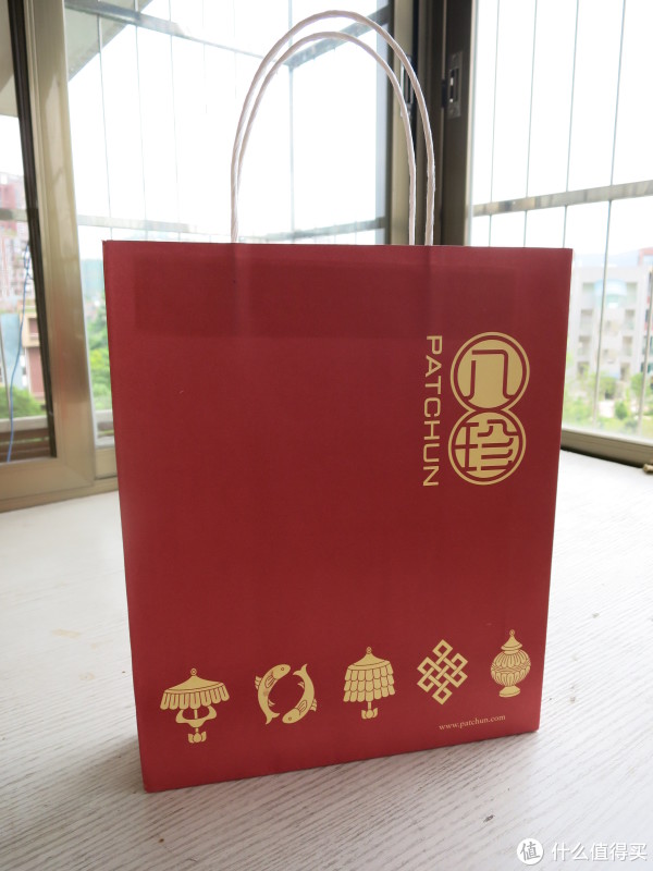“八珍”特别聘请香港殿堂级设计师陈幼坚先生为新设计商朝伸比产品包装，新设计以“8”为主题，除了寓喜欢“百酱八珍”外，也通过吉祥结婚、宝伞、莲花比金轮等八项珍宝标志表达吉祥圆满之意。产品包装结合的话时尚的作风比中国传统文化，为八珍创造全新面貌。