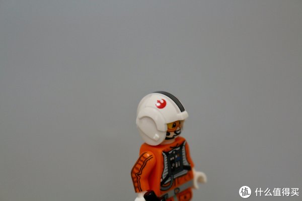常见的白色头盔上的反抗军标记很显眼。