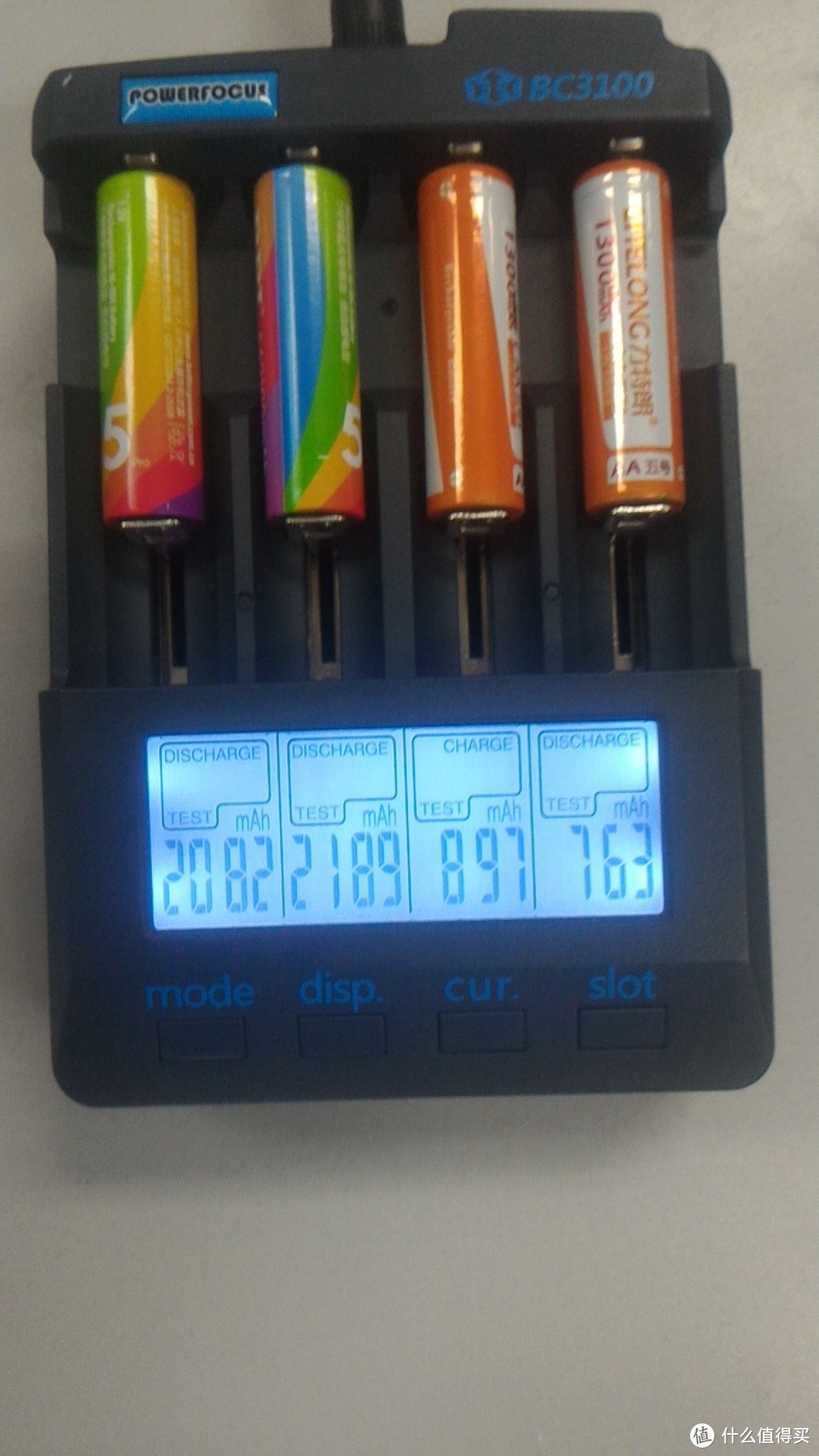 左侧两节，平均容量略超标称的 2100 MAH