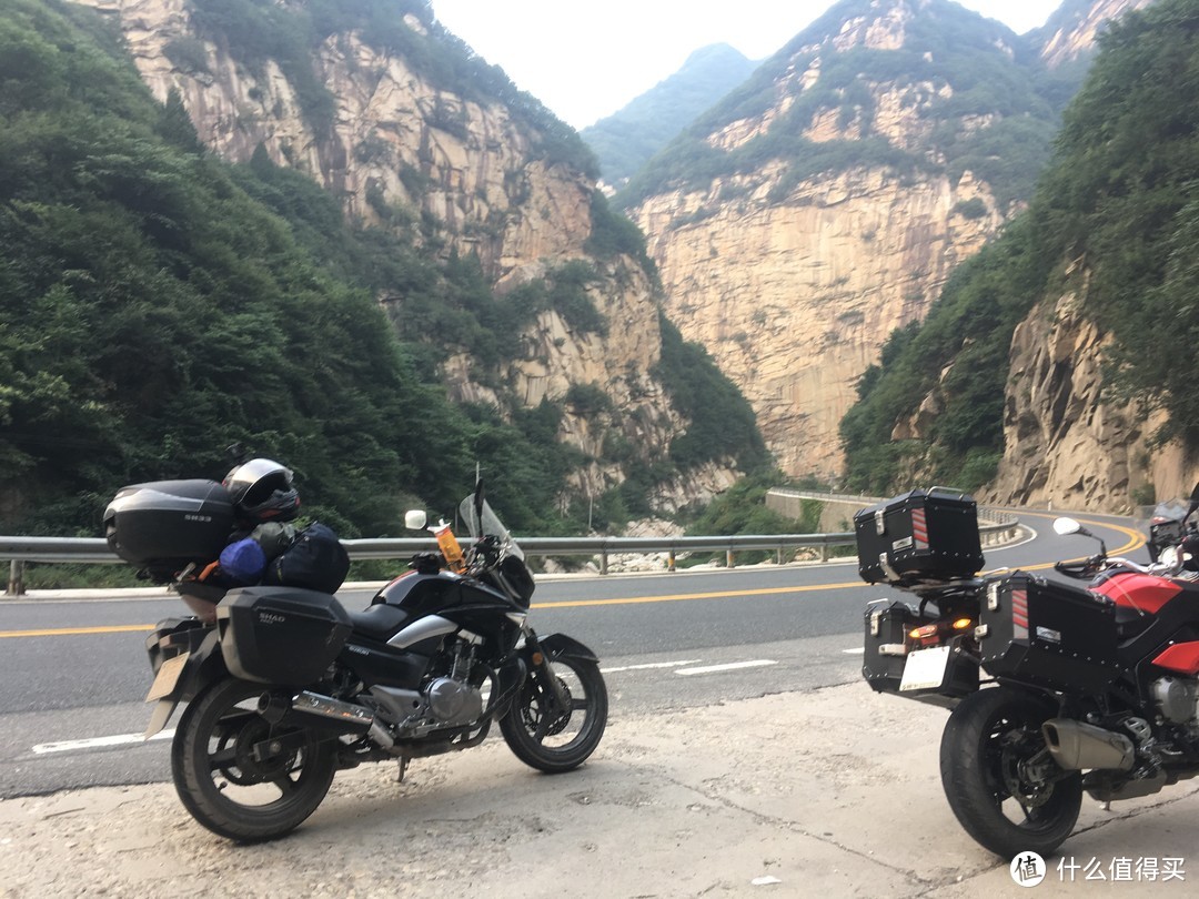 快到陕西的时候路上遇到一个家里有矿的摩友，家里好几辆摩托，边上这辆抵我好几辆。