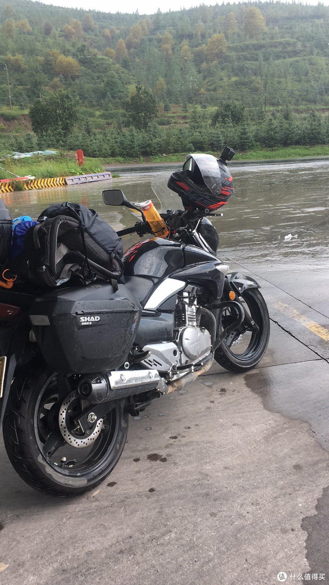 摩托车不好的地方就是不能避雨，在加油站躲雨
