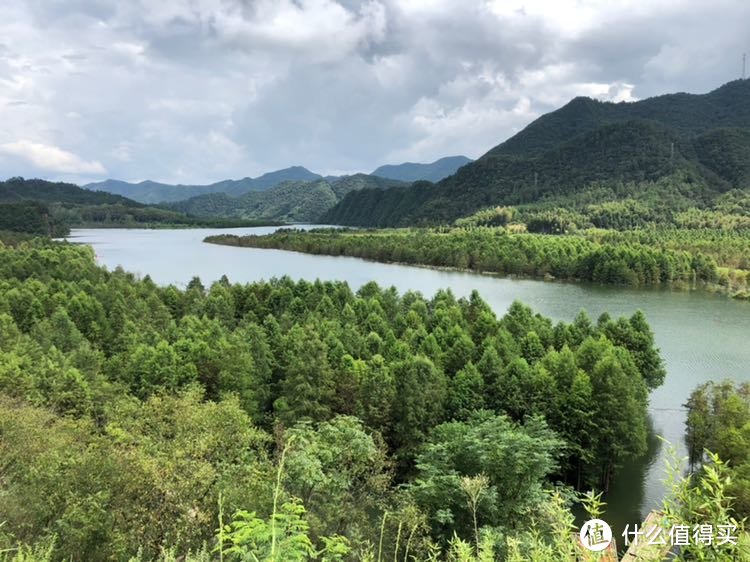 远眺红杉林的风景非常漂亮，下面还有村民自营的漂流项目